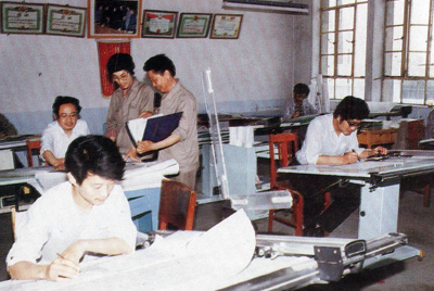 從1984年第一季度到抓管理上登記全面提高企業(yè)素質(zhì)驗(yàn)收前，采取分線檢查、總結(jié)成績(jī)、找出差距、提出措施、限期整改的方法，使各項(xiàng)工作在整頓中鞏固提高，在鞏固提高中進(jìn)行再整頓，再提高。