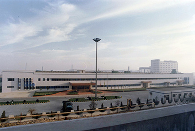1995年5月30日，山推與日本小松株式會(huì)社合資成立小松山推工程機(jī)械有限公司