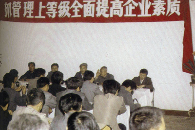 山推總廠的企業(yè)管理，從建廠開(kāi)始就被當(dāng)作一項(xiàng)治廠之本的工作來(lái)抓，管理水平得到不斷提高，逐步由粗放管理轉(zhuǎn)為科學(xué)管理，并積極向現(xiàn)代化管理邁進(jìn)。