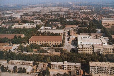 推土機(jī)總廠本部廠區(qū)。山東推土機(jī)總廠建立時(shí)，固定資產(chǎn)原值為2569萬(wàn)元，占地面積為517538平方米，建筑面積為170861平方米。