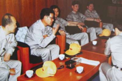 為了學(xué)習(xí)外國(guó)先進(jìn)技術(shù)和管理方法，前往引進(jìn)技術(shù)與設(shè)備的國(guó)家進(jìn)行實(shí)地考察。薛仲光廠長(zhǎng)在日本。