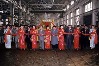 山推股份公司舉行山推牌TY220推土機(jī)5000臺(tái)下線慶典活動(dòng)。