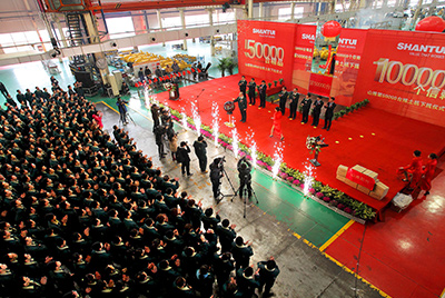 推土機(jī)事業(yè)部總裝工廠隆重舉行推土機(jī)第50000臺(tái)下線慶典儀式。這一激動(dòng)人心的歷史時(shí)刻標(biāo)志著50000臺(tái)不僅僅是一個(gè)數(shù)量的積累，更是山推管理水平、生產(chǎn)規(guī)模、制造技術(shù)、研發(fā)能力、銷售能力等綜合能力的體現(xiàn)，標(biāo)志著山推推土機(jī)產(chǎn)業(yè)整體實(shí)力進(jìn)一步增強(qiáng)，是從量變到質(zhì)變的飛躍。