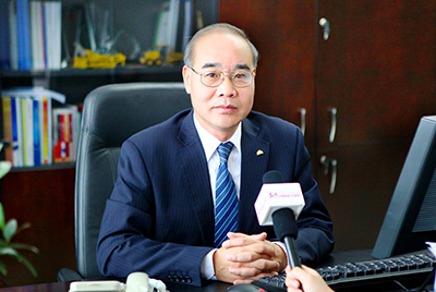 張秀文董事長(zhǎng)在接受中國(guó)山東網(wǎng)專題采訪時(shí)，就公司踐行“厚道魯商”倡樹(shù)行動(dòng)進(jìn)行回答，介紹了山推把“仁義、誠(chéng)信、厚道”的文化精髓融入到生產(chǎn)經(jīng)營(yíng)的全過(guò)程的典型做法和“誠(chéng)敬做產(chǎn)品，誠(chéng)信做企業(yè)”的經(jīng)營(yíng)理念，在工程機(jī)械行業(yè)樹(shù)立起了“厚德堅(jiān)韌”的山東國(guó)企形象