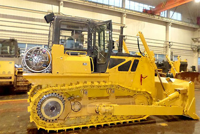 世界上第一臺(tái)燃?xì)庑吐膸酵仆翙C(jī)——SD20-5（LNG）在研究總院新產(chǎn)品試制中心下線。SD20-5（LNG）履帶式推土機(jī)是公司順應(yīng)行業(yè)發(fā)展趨勢(shì)開(kāi)發(fā)的一款節(jié)能、環(huán)保產(chǎn)品，整機(jī)采用天然氣專用發(fā)動(dòng)機(jī)，燃燒后無(wú)積炭，滿足stageIIIA排放，壽命更長(zhǎng)，維修頻率更低。