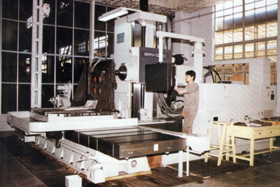 BPN-13B(R4)數(shù)控臥式加工中心。廠房擴(kuò)建加大，設(shè)備填平補(bǔ)齊，增加精、大、稀設(shè)備，新上生產(chǎn)線，提高企業(yè)裝備素質(zhì)，使山推廠成為名副其實(shí)的大馬力推土機(jī)生產(chǎn)廠。