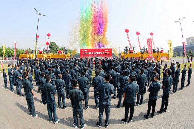 5月17日，山推向中煤平朔集團(tuán)一次性交付六臺(tái)中國最大馬力推土機(jī)。
